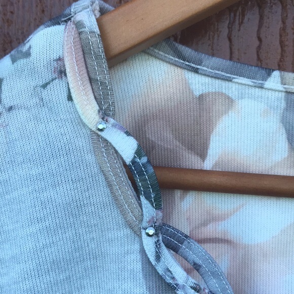 Beautiful Alfred Dunner Floral Top - Picture 9 of 15